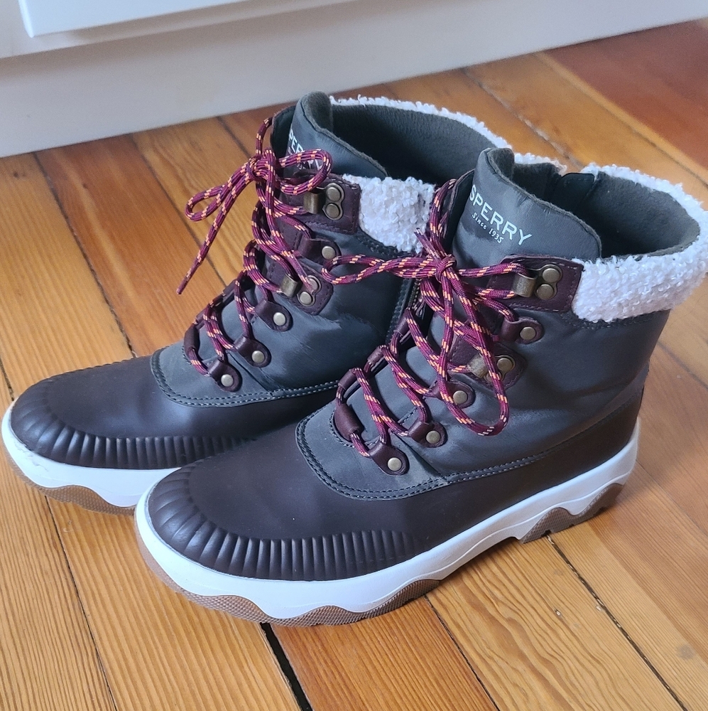 NWOT SPERRY Snow boots
